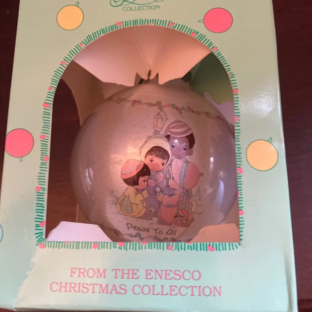 The Enesco Precious Moments Collection 1989 Round Ornament 'Peace To All' - Picture 1 of 3